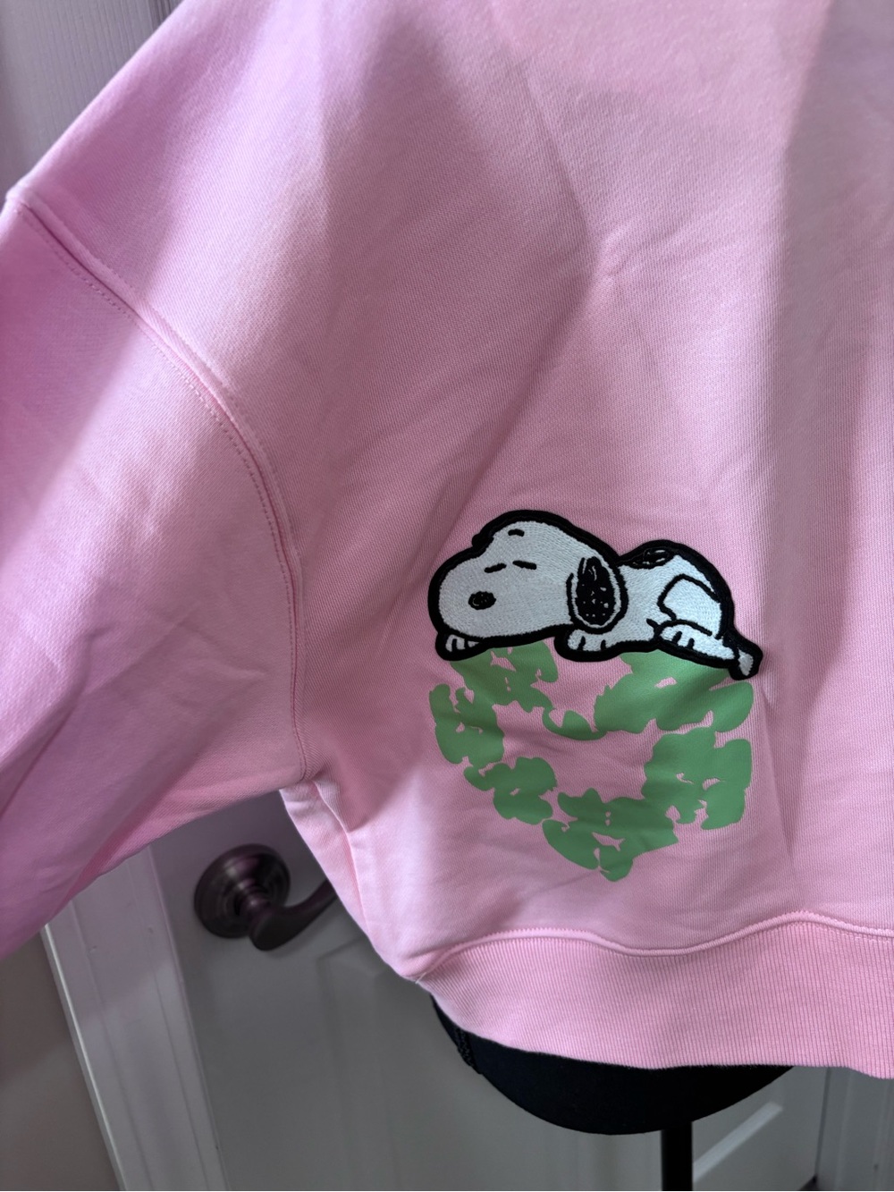 Freeze Max Peanuts Women's Pink Snoopy Cropped Pullover Hoodie - Picture 6 of 8